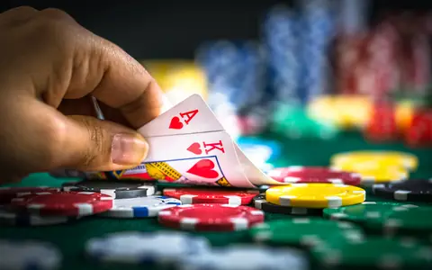 Ace and king hand over chips, illustrating PPPoker troubleshooting and errors